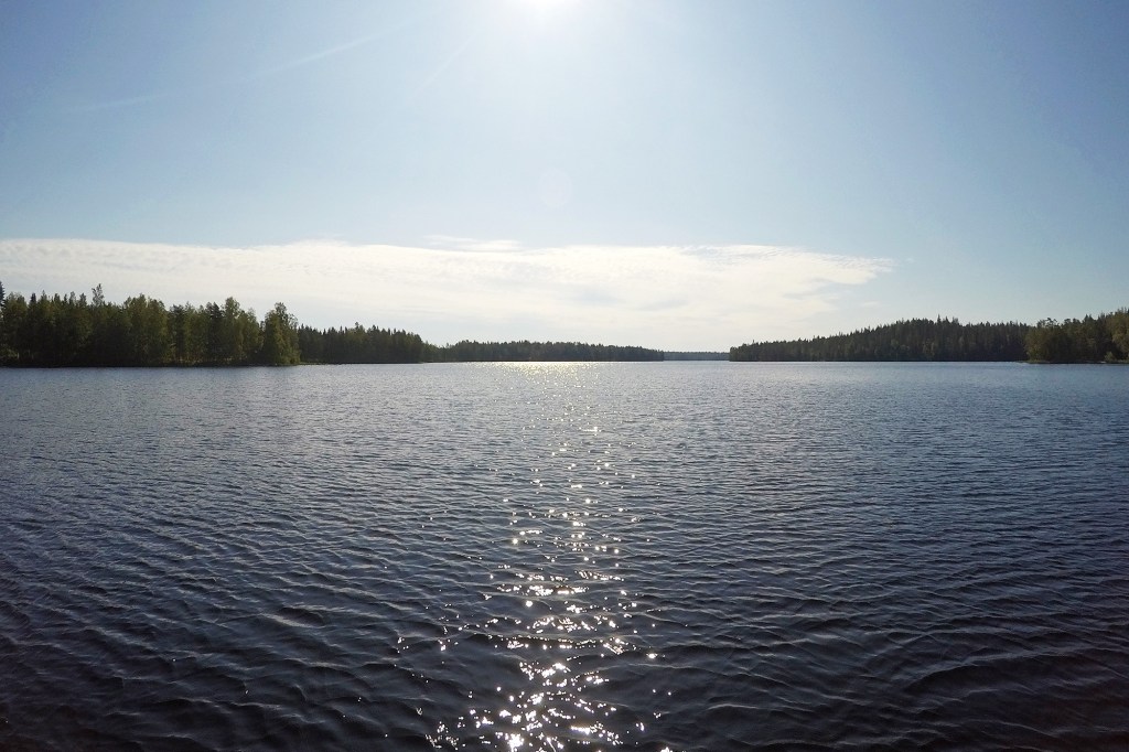 Auringon kimmellystä mökkijärvellä