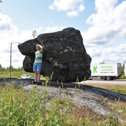 Onkiniemen hiljaisin julkkis: järkälemäinen Liikkuva kivi