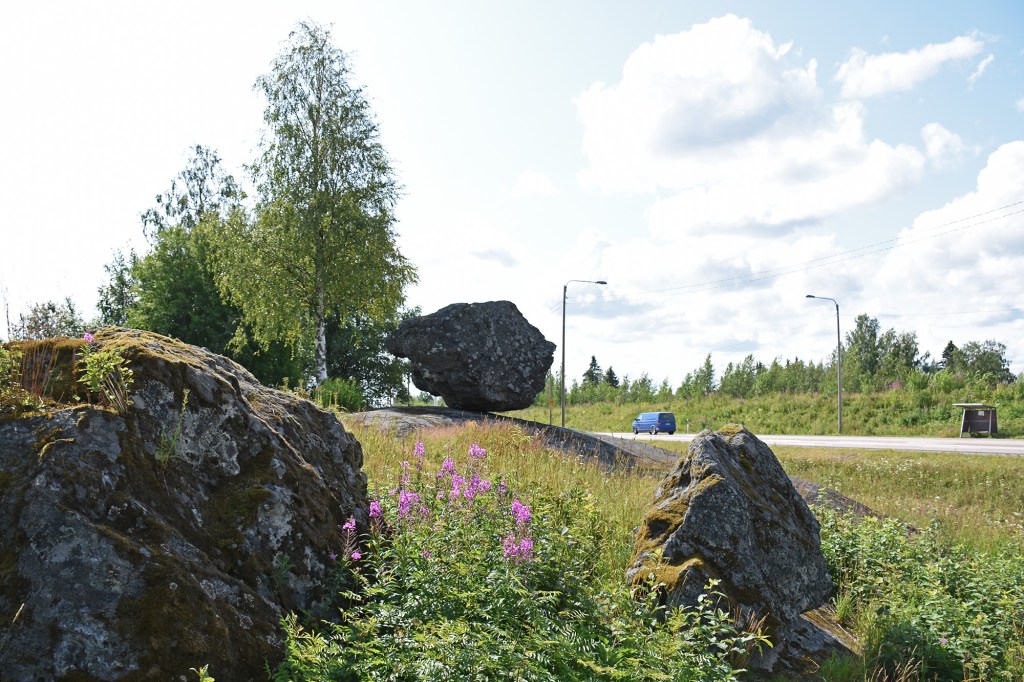 Liikkuva kivi parkkipaikalta kuvattuna