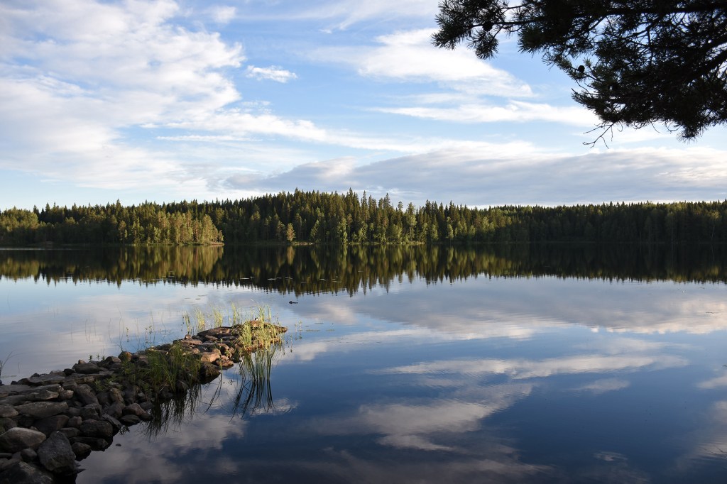 Tyyni mökkijärvi iltavalossa