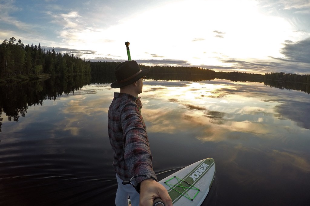 Kesäöinen auringonlasku SUP-laudalla