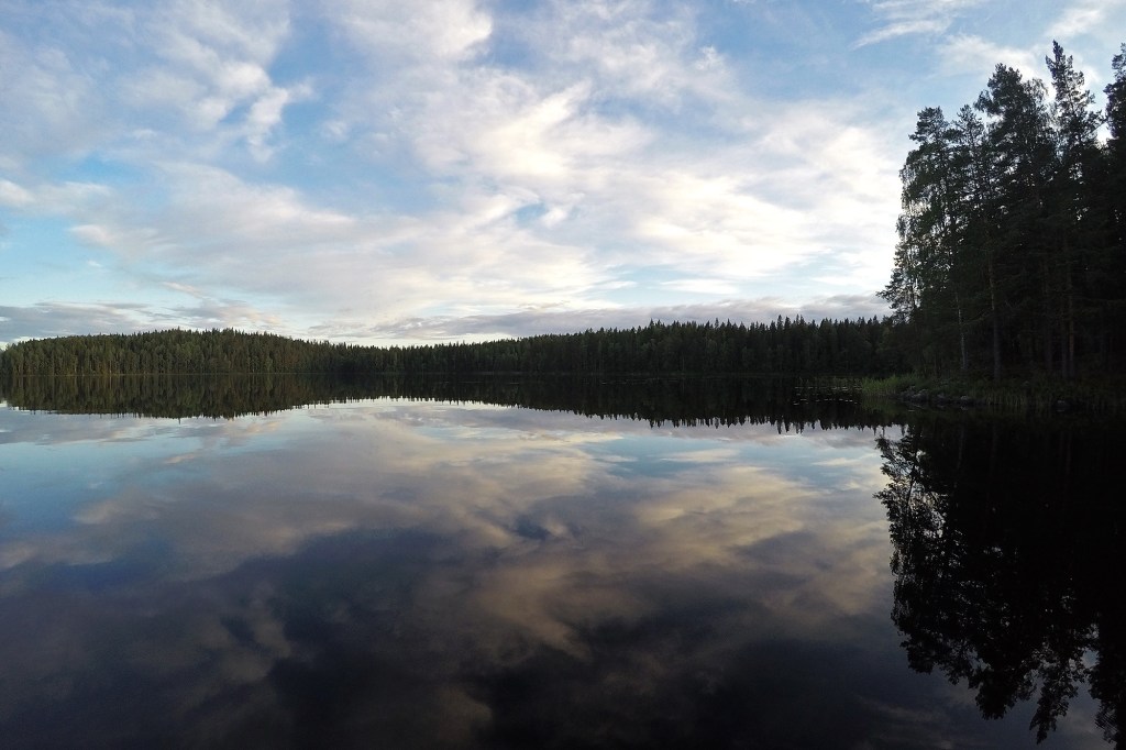 Puolipilvinen alkuilta mökkijärvellä