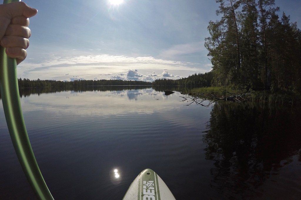 Kesäpäivän suppailua mökkijärvellä