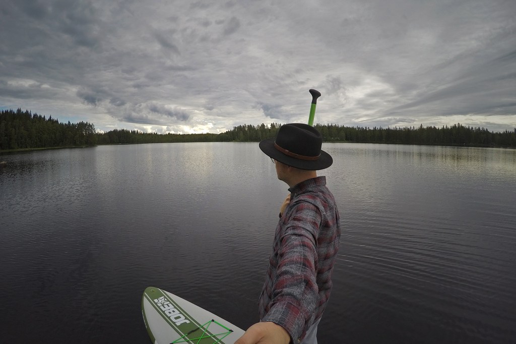 Tummia pilviä horisontissa suppaillessa