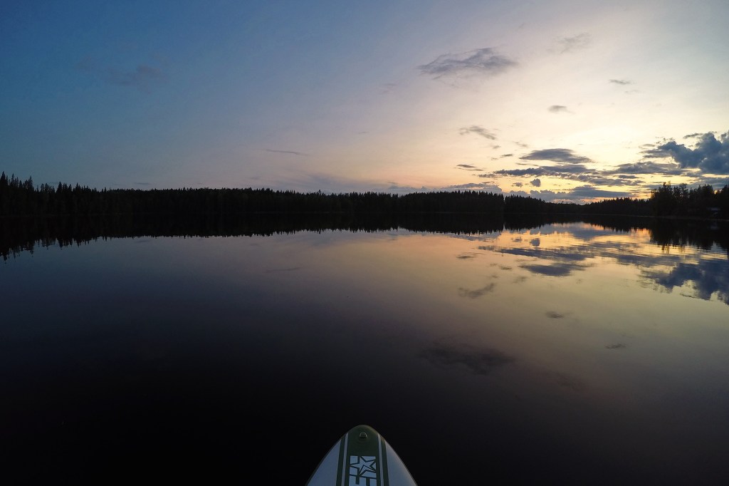 Värikäs taivas auringonlaskun aikaan