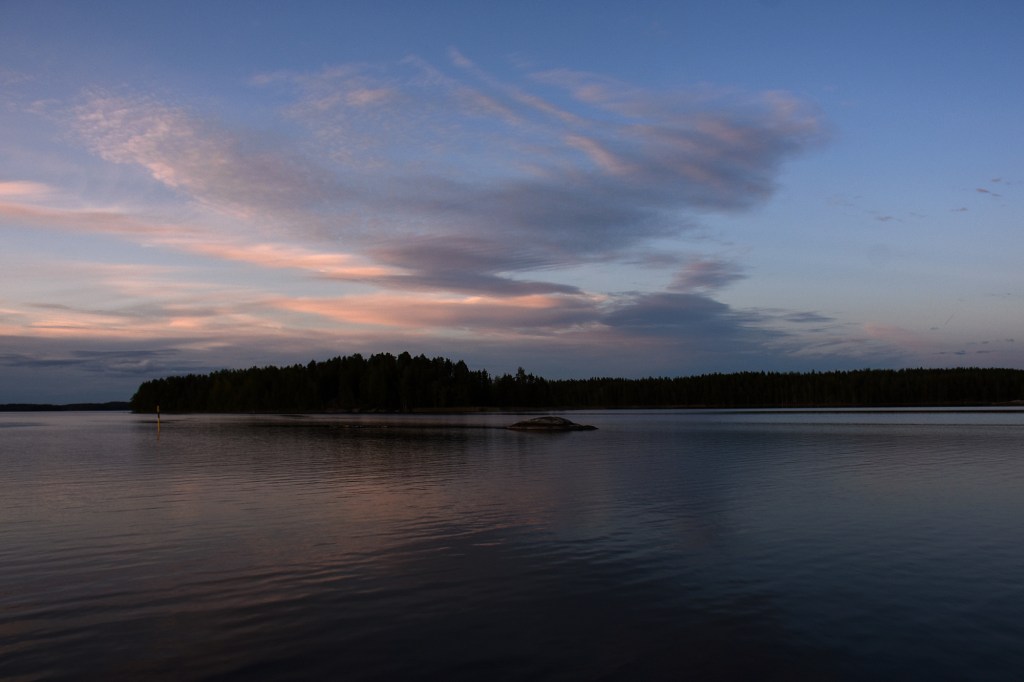 Auringonlaskun pilvet Saimaalla