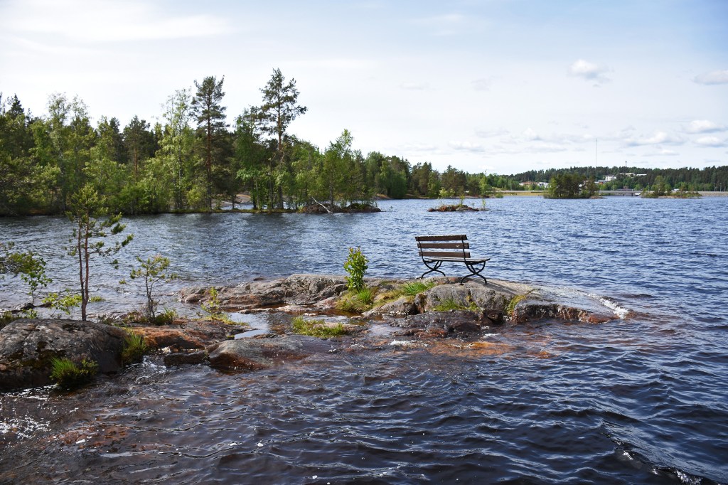 Maisemapenkki Sulosaaren kalliolla