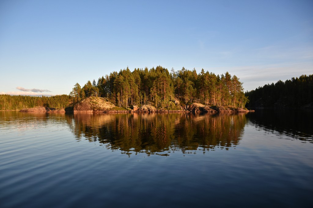 Saari Saimaan Pihlajavedellä