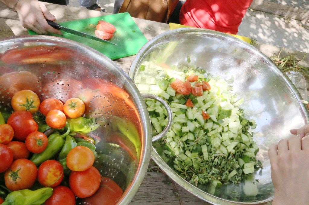 Salaattitiimi hommissa