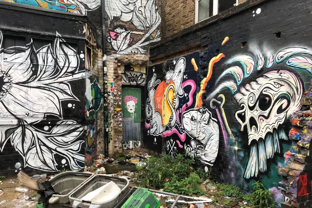 Maalauksia Brick Lanen varrella olevalla kujalla