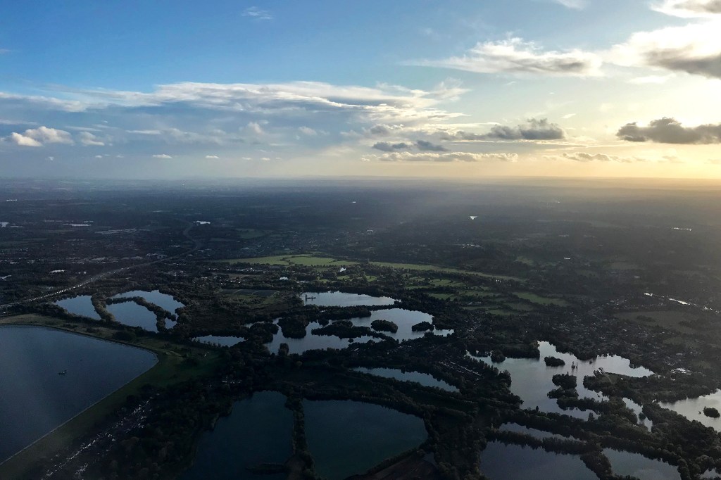 Lähtö Lontoosta ilta-auringossa