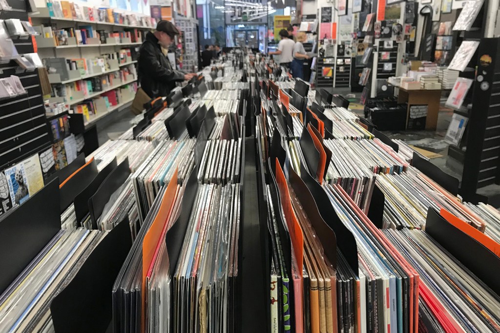 Levyhyllyt Rough Trade East -liikkeessä