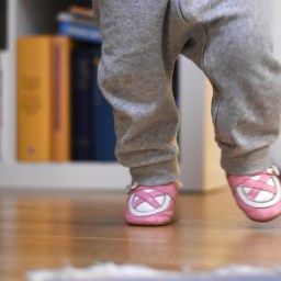 Tyttäreni ensiaskeleet