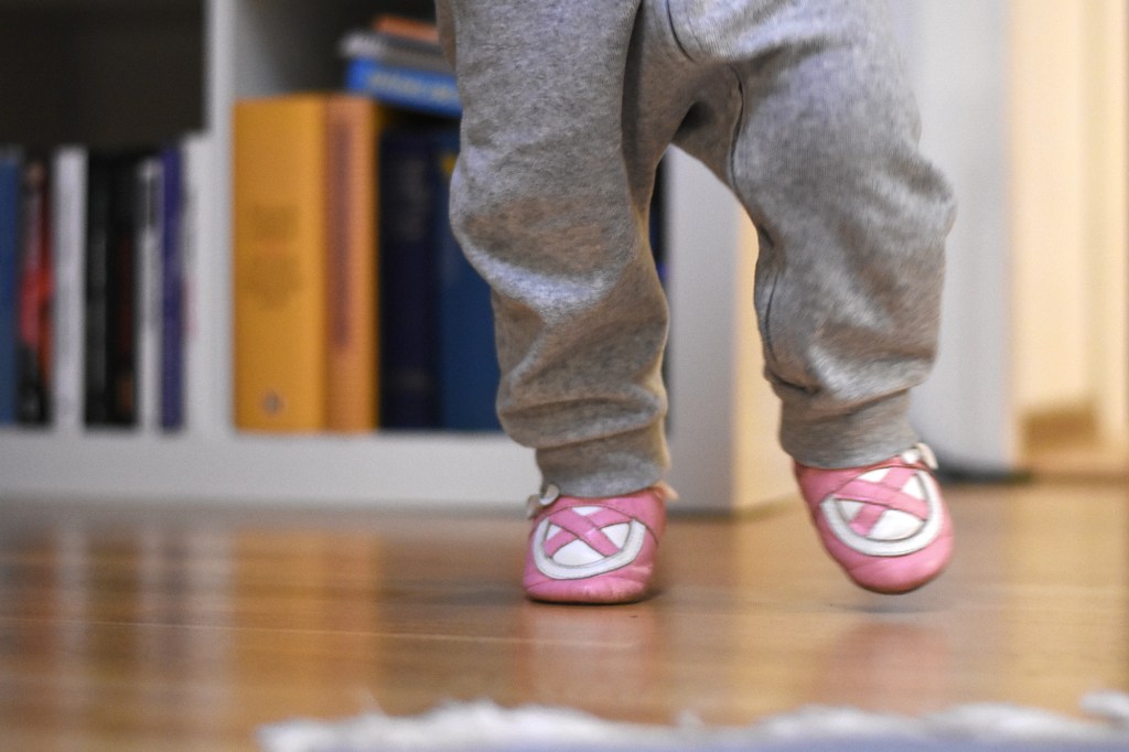 Tyttäreni ensiaskeleita