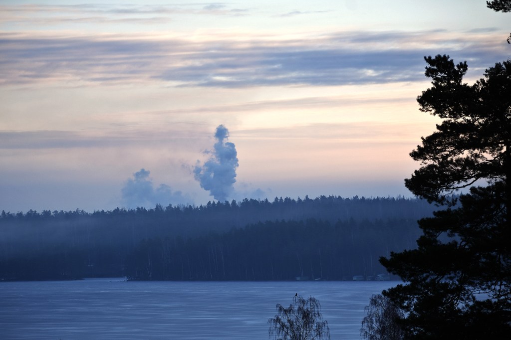 Auringonnousu Saimaan rannalla