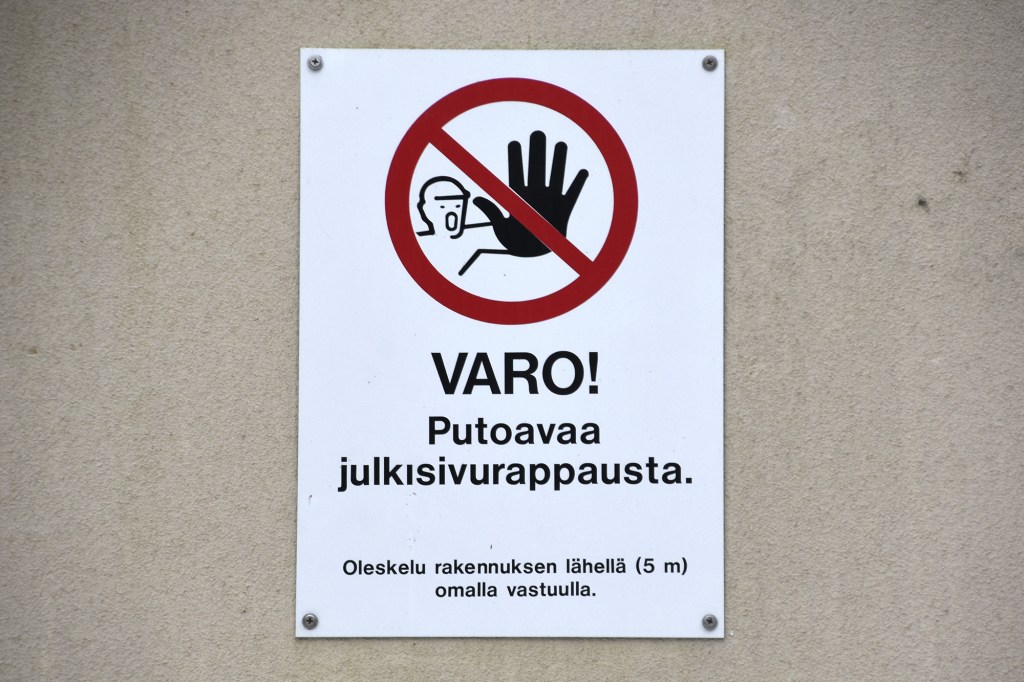 Tiurun sairaala - varoituskyltti