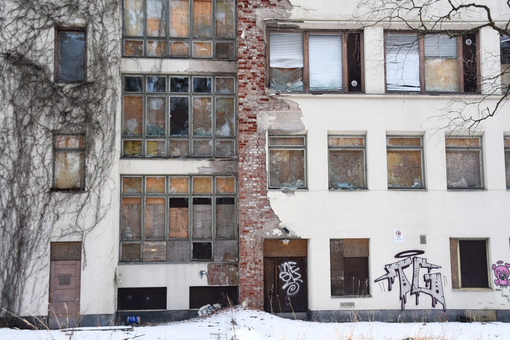 Tiurun sairaalan rapistunut julkisivu