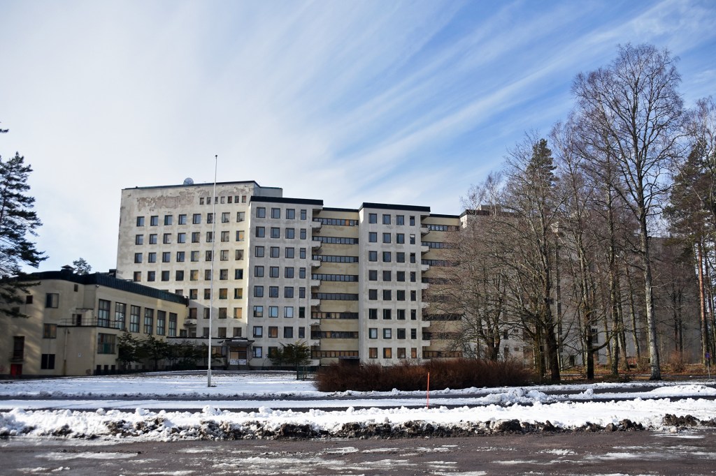 Tiurun sairaalan julkisivu ja sisäänkäynti