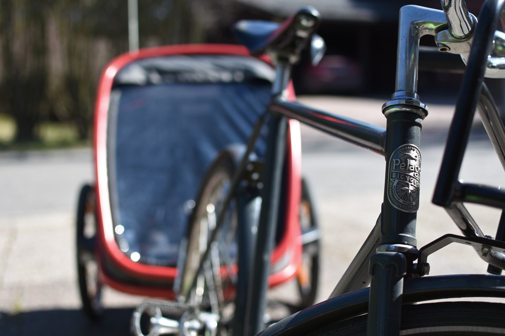 Hamax Outback -pyöräkärry ja Pelago