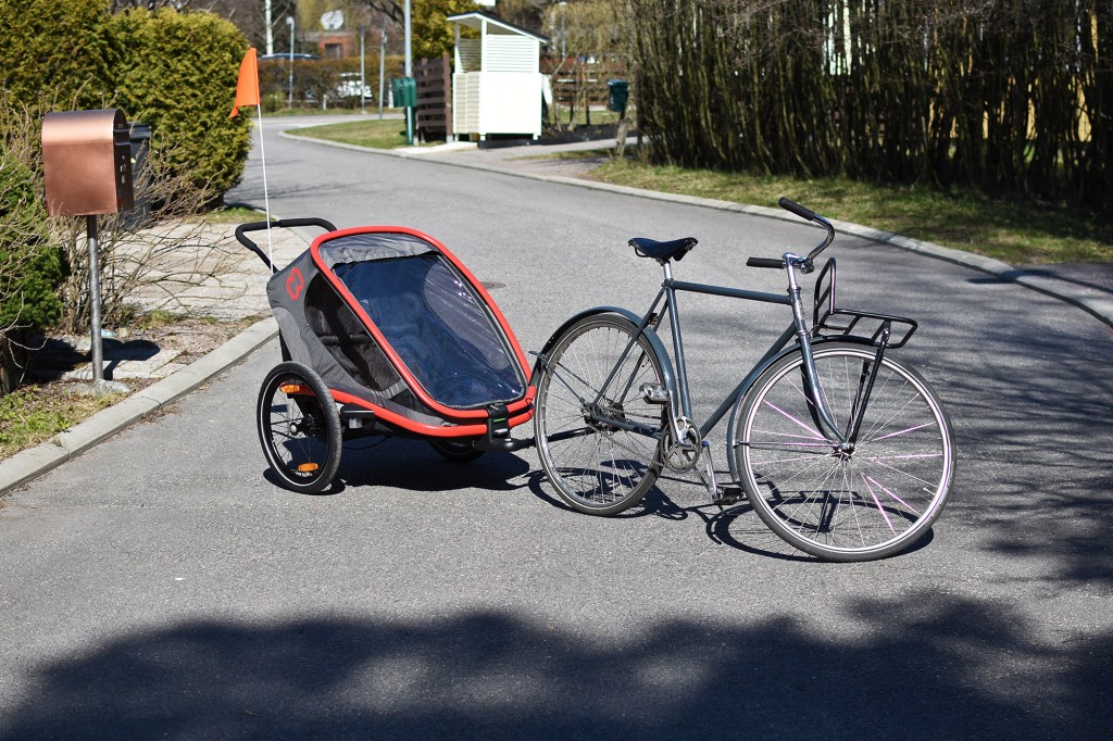 Hamax Outback -pyöräkärry kiinnitettynä polkupyörään
