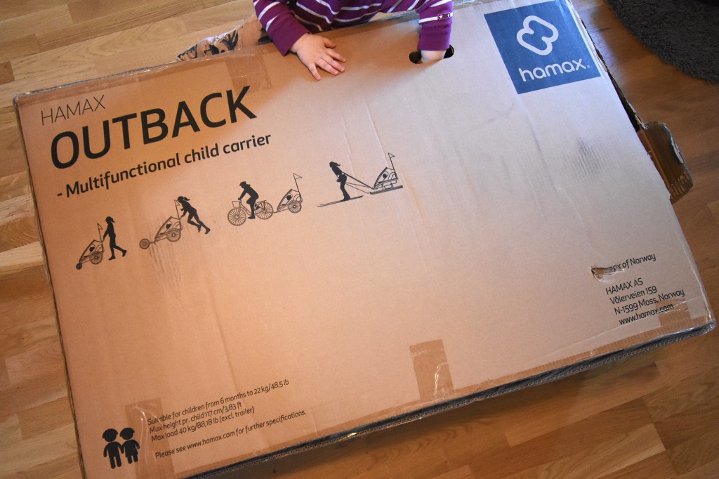 Hamax Outback -pyöräkärryn paketti ja innokas apulainen