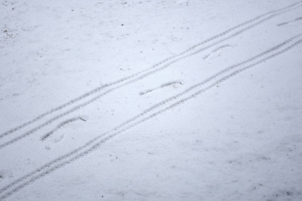 Rattaiden jäljet lumessa