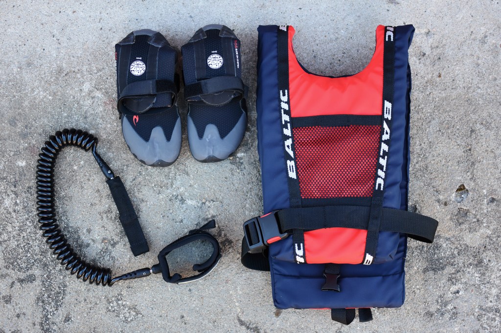 Karkuremmi, turvaliivi ja neopreenitossut.