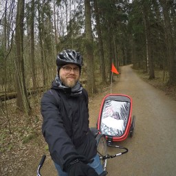 Ensimmäinen pyöräretki Hamax Outback -pyöräkärryn kanssa