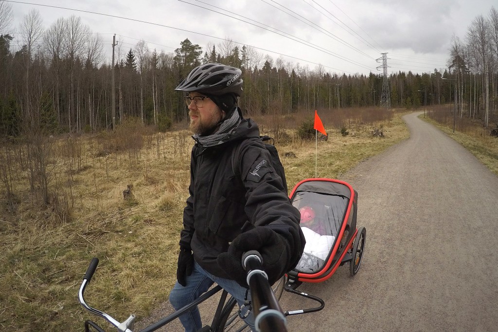 Pyöräkärryllä Espoon Keskuspuistossa