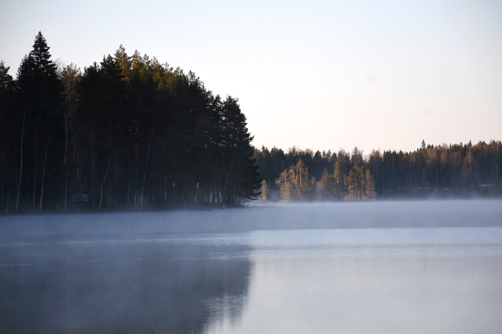 Usvaa mökkijärven pinnalla