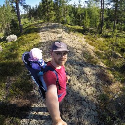 Kantorinkkapatikointi mökkimetsässä taaperon kanssa