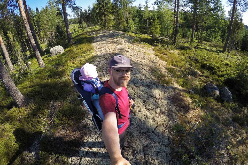 Kantorinkkalenkillä mökkimaisemissa tyttären kanssa