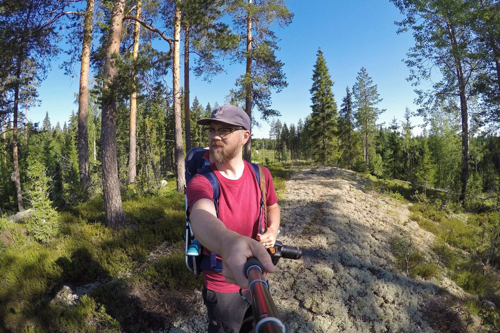 Selfie mökkimetsässä tyttären kanssa