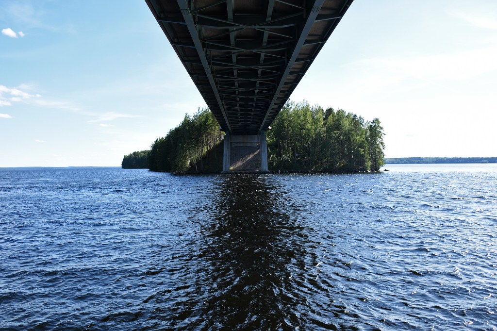 Karisalmen sillan alla