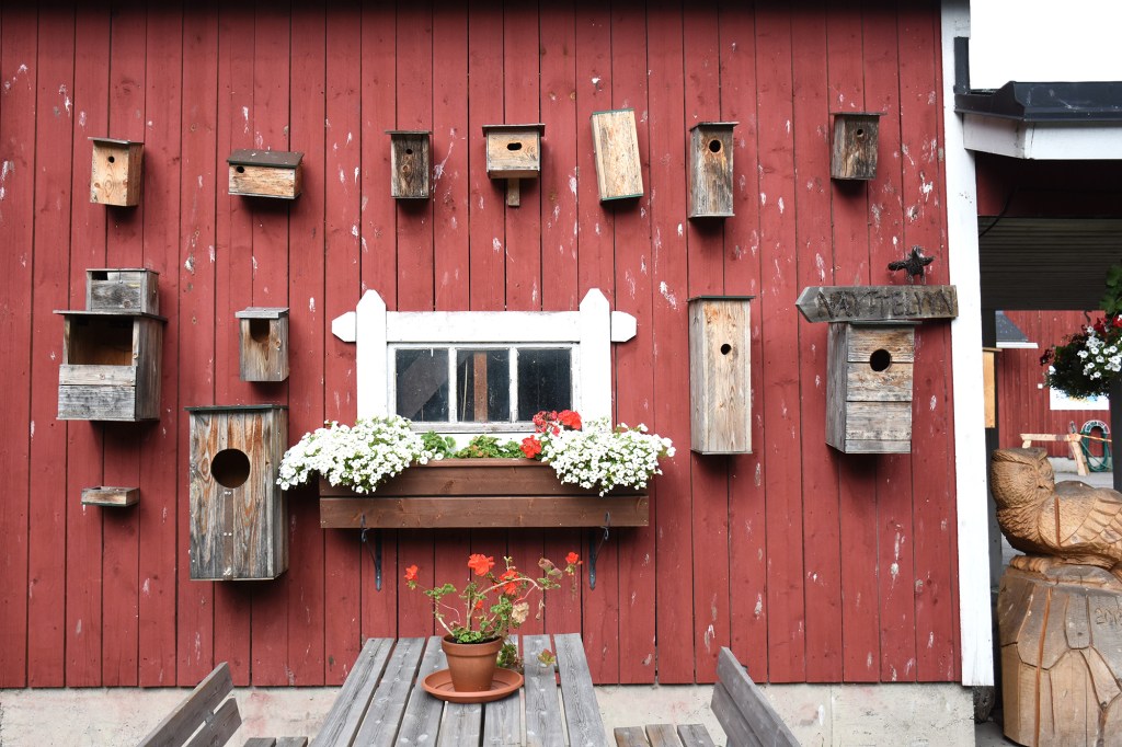 Erilaisia linnunpönttöjä seinällä