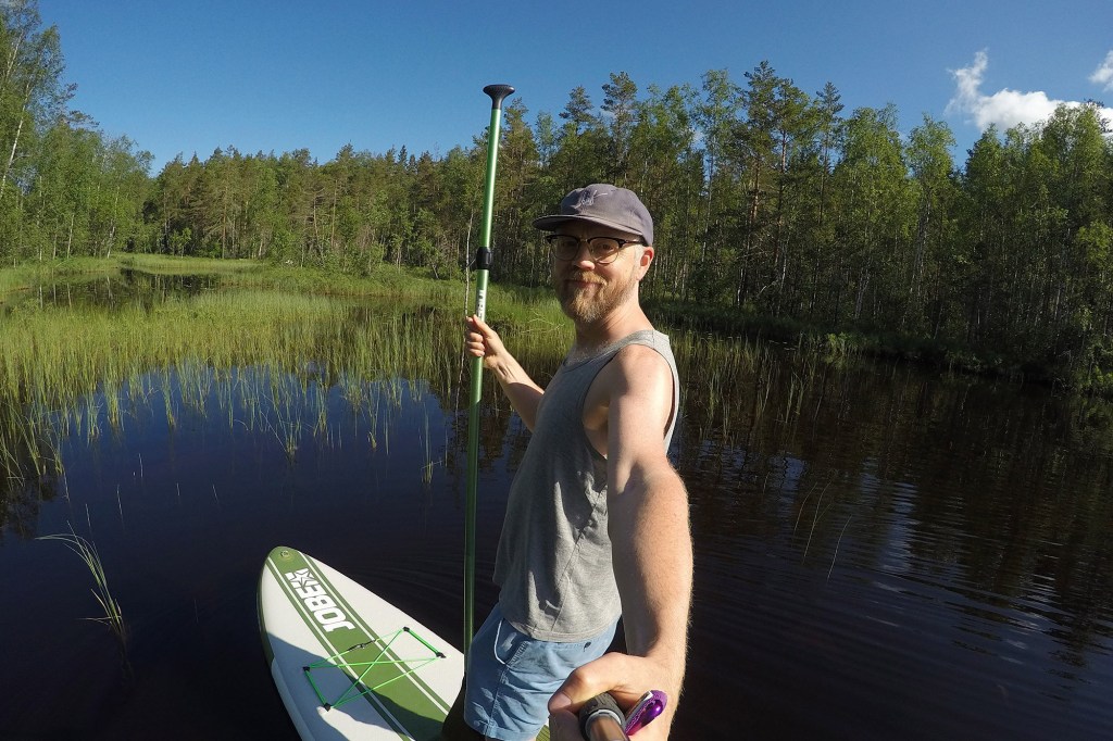 SUP-laudalla rantakaislikossa