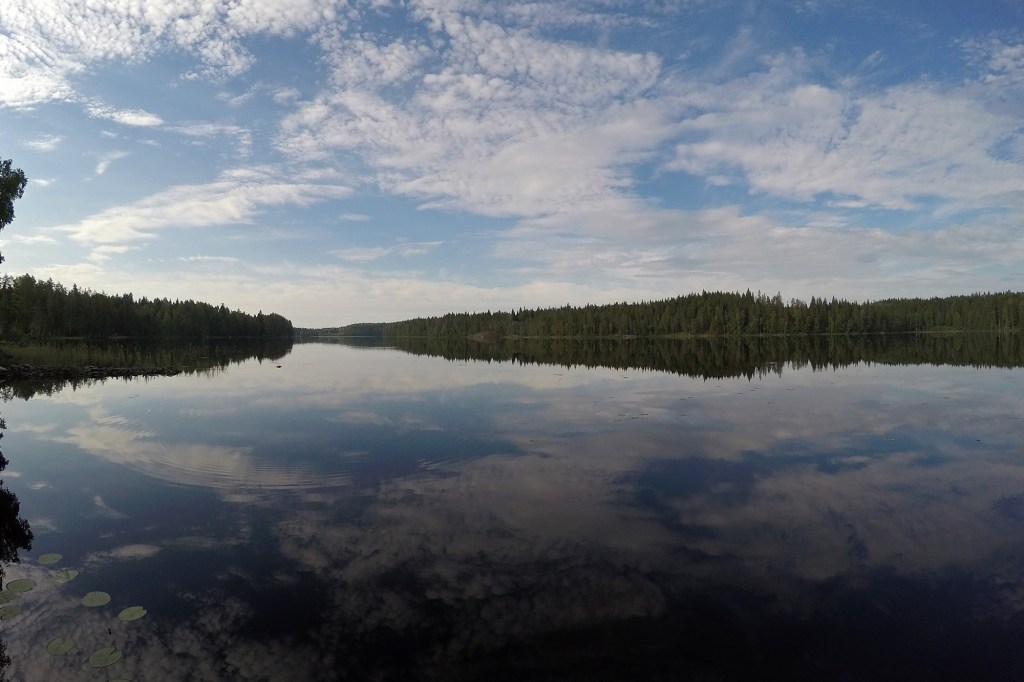 Tyyni mökkijärvi aikaisin aamulla