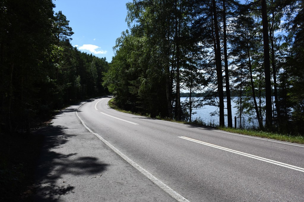 Pulkkilanharjun autotie ja sen vieressä kulkeva kävelytie