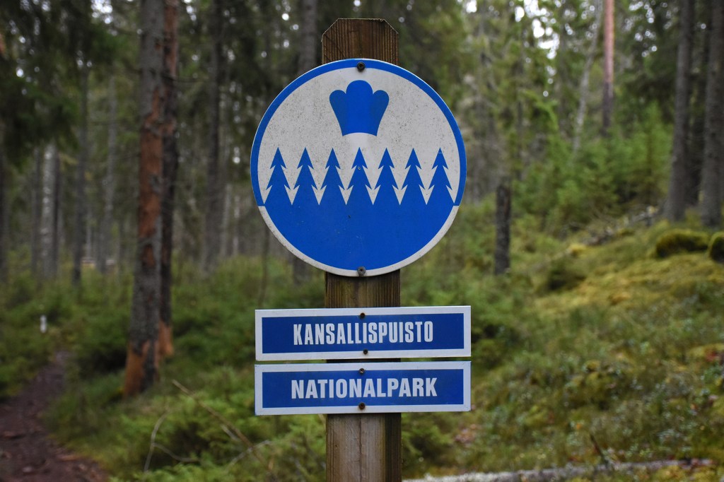 Nuuksion kansallispuiston rajakyltti Kaarniaispolulla
