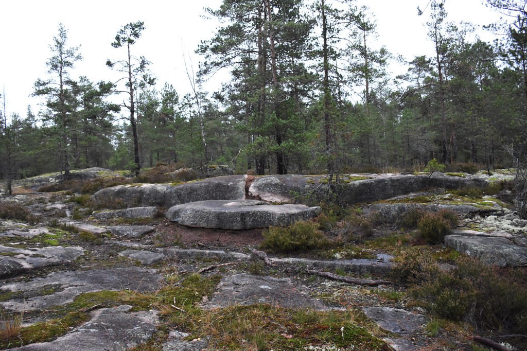 Kaarniaispolun kalliomaisemaa
