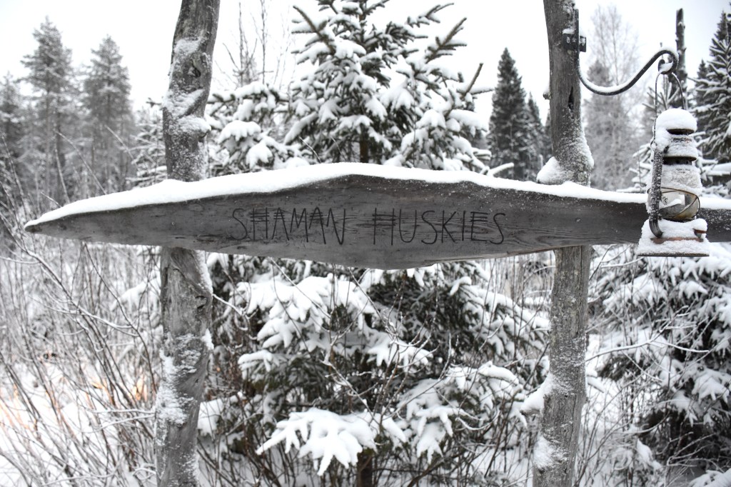 Shaman Huskies -kyltti sisäänkäynnillä
