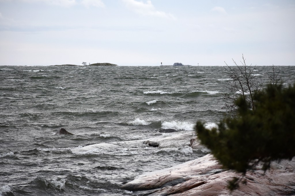 Syysmyrskyä Lauttasaaren Kokkokalliolla