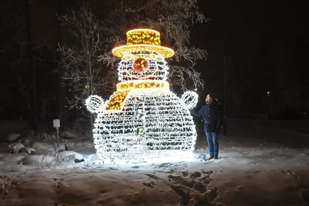 Lumiukko Nova Skyland Hotelin pihalla