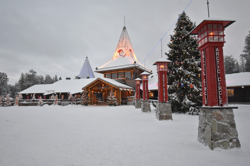 Joulupukin Pajakylä ja napapiirin raja