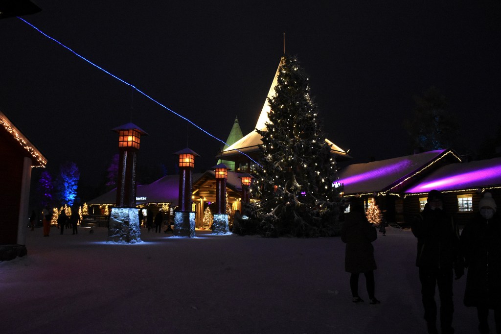 Joulupukin pajakylä pimeällä