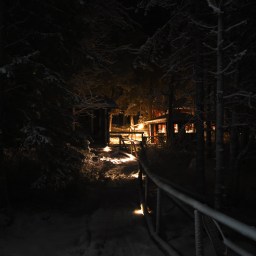 Revontulikelluntaa salaisella metsälammella