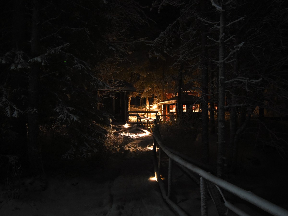 Revontulikelluntaa salaisella metsälammella