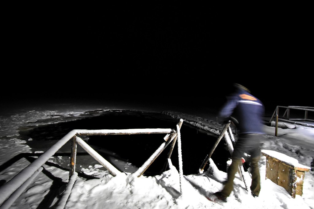 Santeri virittää kellunta-avantoa