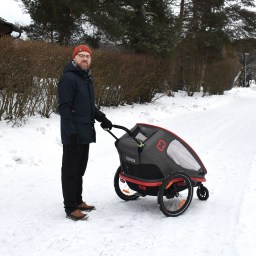 Pyöräkärryn käyttö talven tarhamatkoilla