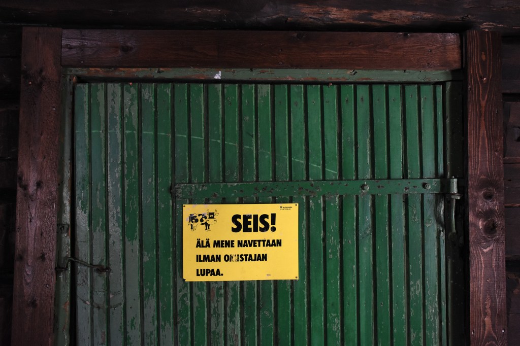 Vanha navettakyltti Haapala BnB:n ravintolassa